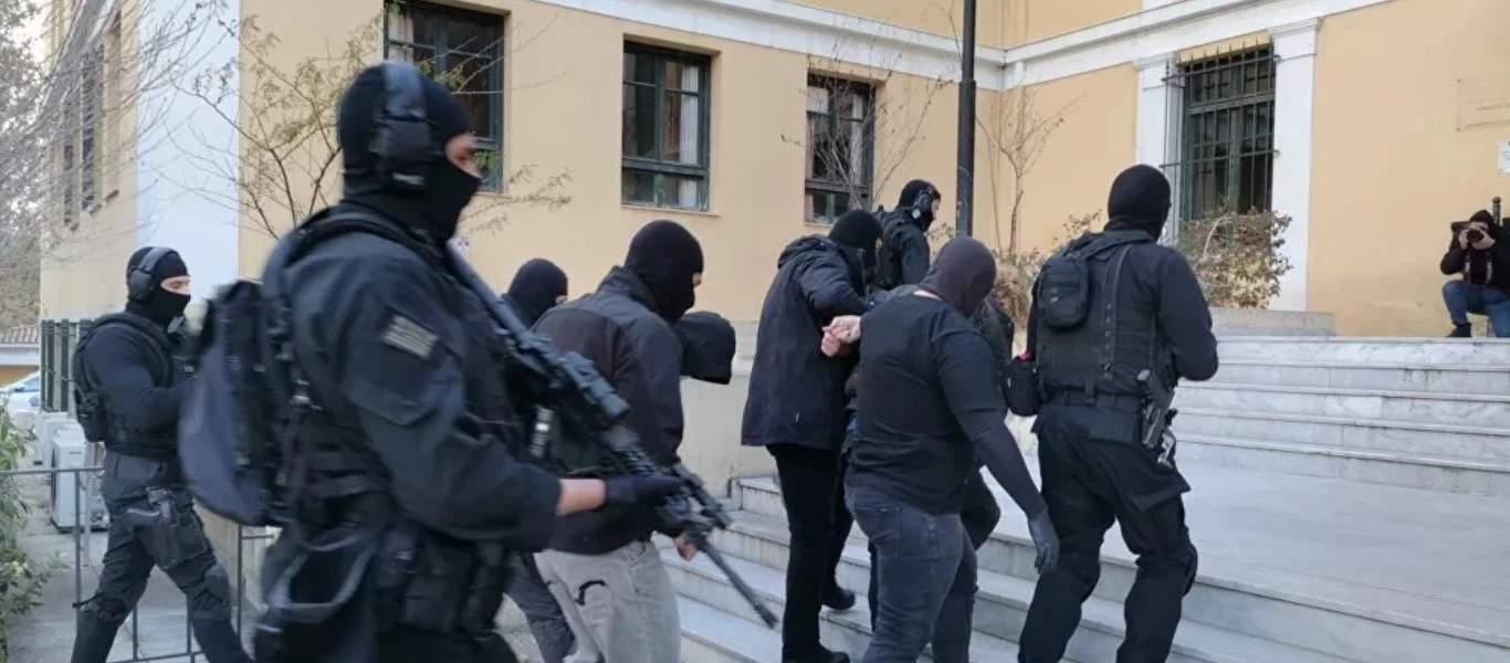 Επεισόδια στη Νέα Σμύρνη: Μεταφέρθηκαν στο εισαγγελέα δύο εκ των συλληφθέντων για τον ξυλοδαρμό αστυνομικού